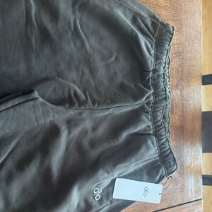 ALO Yoga Espresso Accolade Straight Leg Sweatpant